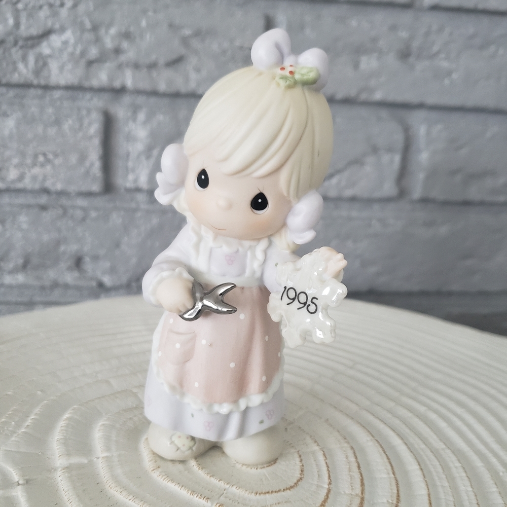 Enesco Precious Moments 1995 "He Covers the Earth with His Beauty" Figurine #142